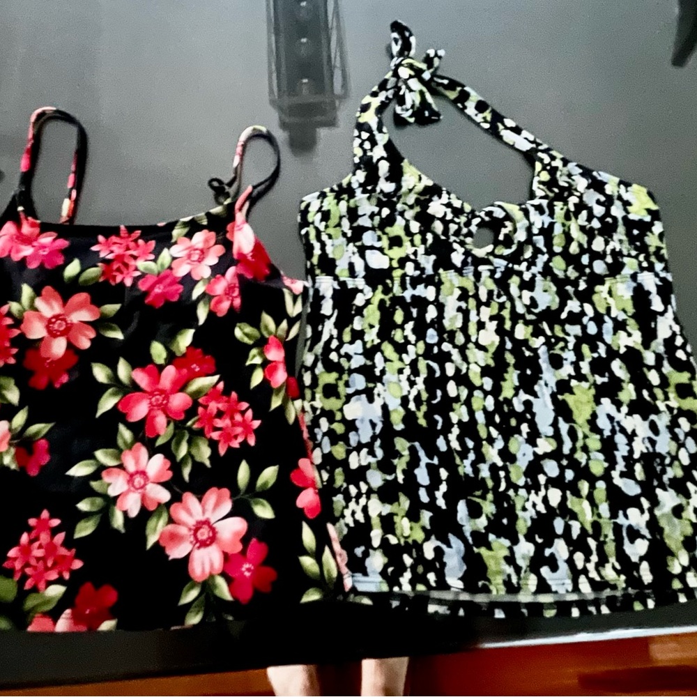 🌞2 Tankini tops great colors and condition